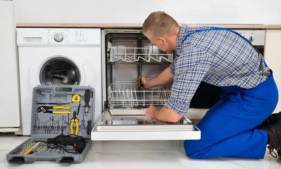 Arifiye Electrolux servisi teknisyen ekibi beyaz eşya tamiri yaparken